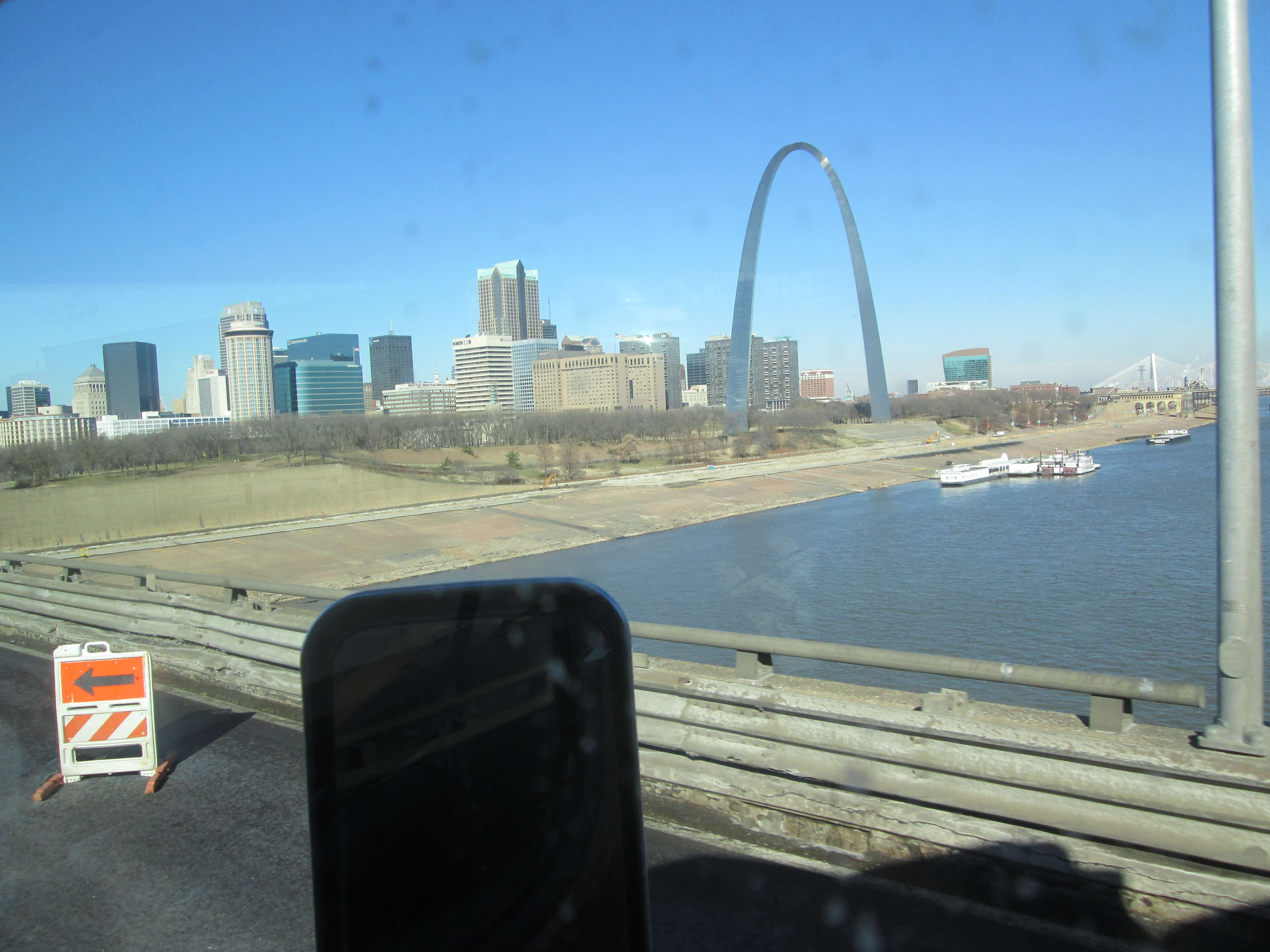 A picture of the St. Louis arch from a truck window